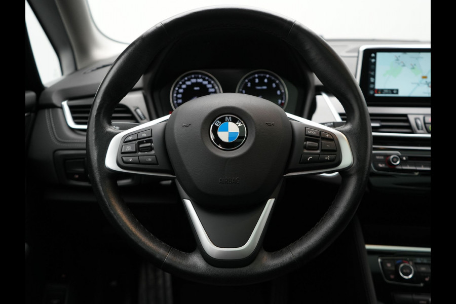 BMW 2 Serie Active Tourer 225xe iPerformance Sportline Plug In Hybrid 225pk Dealer O.H. PHEV | Panodak | Sportstoelen Memory | Adaptive Cruise | Harman Kardon | Sfeerverlichting Head Up | Navigatie | Apple Carplay | Camera | DAB |