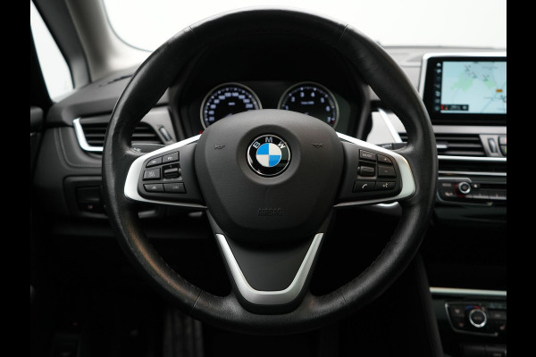 BMW 2 Serie Active Tourer 225xe iPerformance Sportline Plug In Hybrid 225pk Dealer O.H. PHEV | Panodak | Sportstoelen Memory | Adaptive Cruise | Harman Kardon | Sfeerverlichting Head Up | Navigatie | Apple Carplay | Camera | DAB |