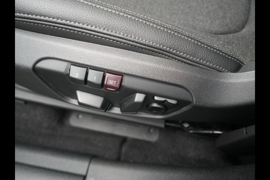 BMW 2 Serie Active Tourer 225xe iPerformance Sportline Plug In Hybrid 225pk Dealer O.H. PHEV | Panodak | Sportstoelen Memory | Adaptive Cruise | Harman Kardon | Sfeerverlichting Head Up | Navigatie | Apple Carplay | Camera | DAB |