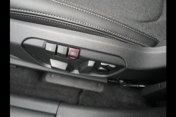 BMW 2 Serie Active Tourer 225xe iPerformance Sportline Plug In Hybrid 225pk Dealer O.H. PHEV | Panodak | Sportstoelen Memory | Adaptive Cruise | Harman Kardon | Sfeerverlichting Head Up | Navigatie | Apple Carplay | Camera | DAB |