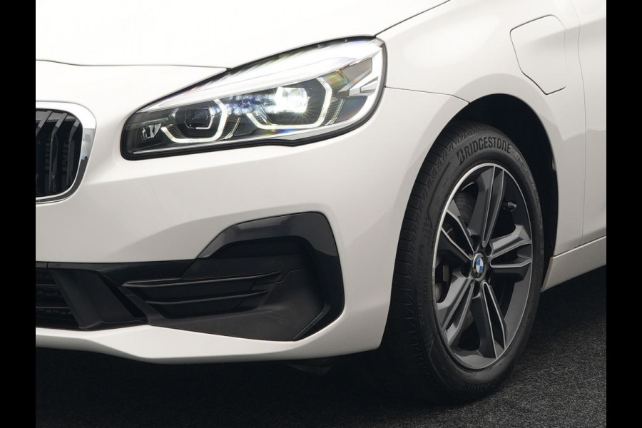 BMW 2 Serie Active Tourer 225xe iPerformance Sportline Plug In Hybrid 225pk Dealer O.H. PHEV | Panodak | Sportstoelen Memory | Adaptive Cruise | Harman Kardon | Sfeerverlichting Head Up | Navigatie | Apple Carplay | Camera | DAB |