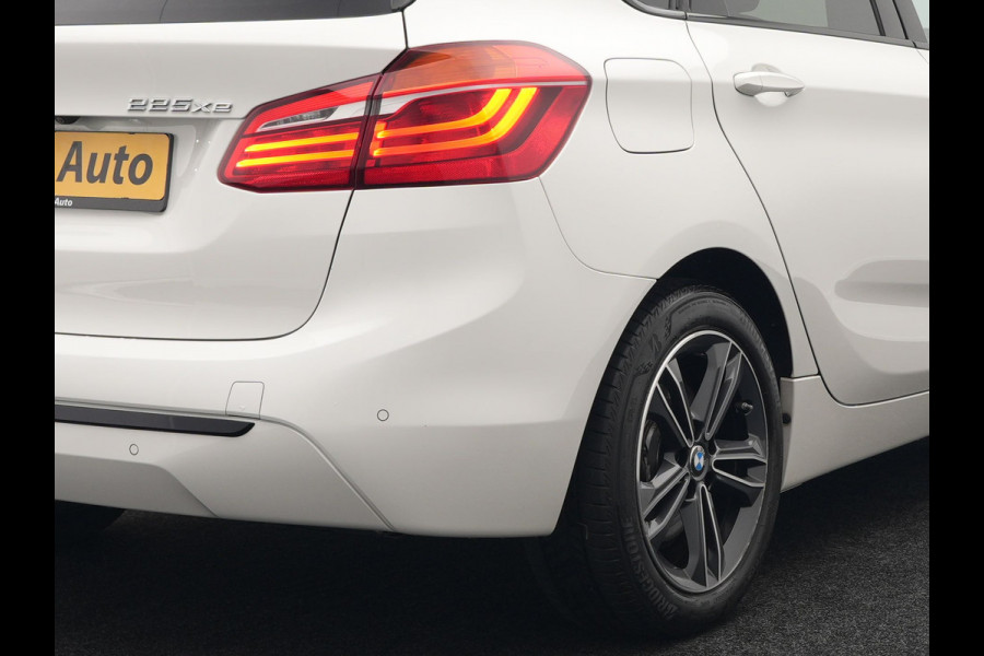 BMW 2 Serie Active Tourer 225xe iPerformance Sportline Plug In Hybrid 225pk Dealer O.H. PHEV | Panodak | Sportstoelen Memory | Adaptive Cruise | Harman Kardon | Sfeerverlichting Head Up | Navigatie | Apple Carplay | Camera | DAB |