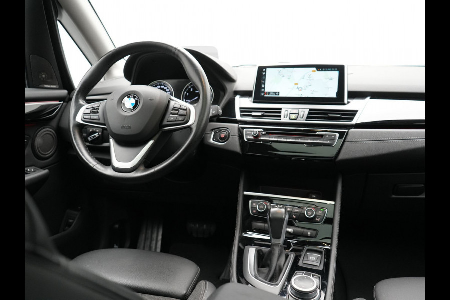 BMW 2 Serie Active Tourer 225xe iPerformance Sportline Plug In Hybrid 225pk Dealer O.H. PHEV | Panodak | Sportstoelen Memory | Adaptive Cruise | Harman Kardon | Sfeerverlichting Head Up | Navigatie | Apple Carplay | Camera | DAB |