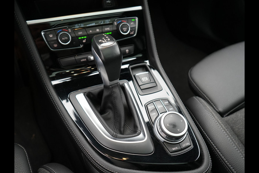 BMW 2 Serie Active Tourer 225xe iPerformance Sportline Plug In Hybrid 225pk Dealer O.H. PHEV | Panodak | Sportstoelen Memory | Adaptive Cruise | Harman Kardon | Sfeerverlichting Head Up | Navigatie | Apple Carplay | Camera | DAB |