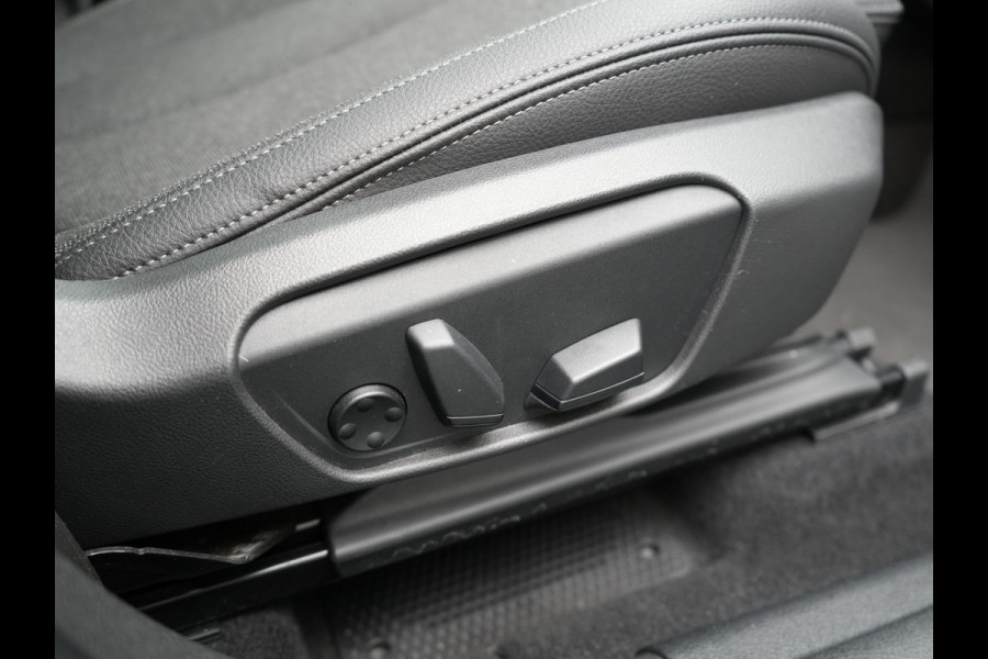 BMW 2 Serie Active Tourer 225xe iPerformance Sportline Plug In Hybrid 225pk Dealer O.H. PHEV | Panodak | Sportstoelen Memory | Adaptive Cruise | Harman Kardon | Sfeerverlichting Head Up | Navigatie | Apple Carplay | Camera | DAB |