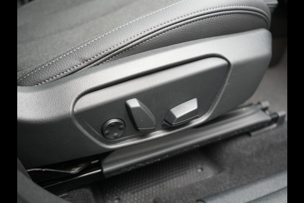 BMW 2 Serie Active Tourer 225xe iPerformance Sportline Plug In Hybrid 225pk Dealer O.H. PHEV | Panodak | Sportstoelen Memory | Adaptive Cruise | Harman Kardon | Sfeerverlichting Head Up | Navigatie | Apple Carplay | Camera | DAB |