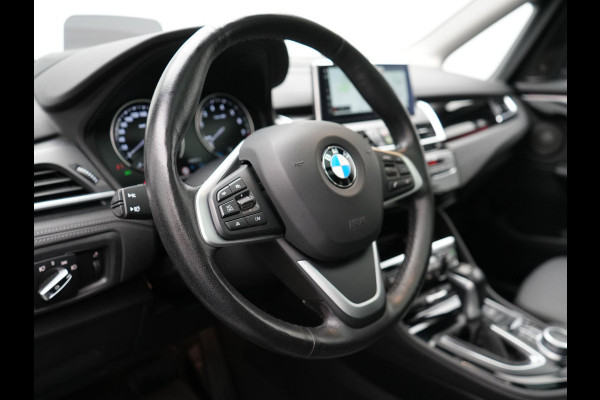 BMW 2 Serie Active Tourer 225xe iPerformance Sportline Plug In Hybrid 225pk Dealer O.H. PHEV | Panodak | Sportstoelen Memory | Adaptive Cruise | Harman Kardon | Sfeerverlichting Head Up | Navigatie | Apple Carplay | Camera | DAB |