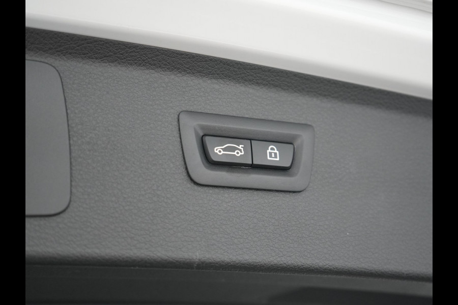 BMW 2 Serie Active Tourer 225xe iPerformance Sportline Plug In Hybrid 225pk Dealer O.H. PHEV | Panodak | Sportstoelen Memory | Adaptive Cruise | Harman Kardon | Sfeerverlichting Head Up | Navigatie | Apple Carplay | Camera | DAB |
