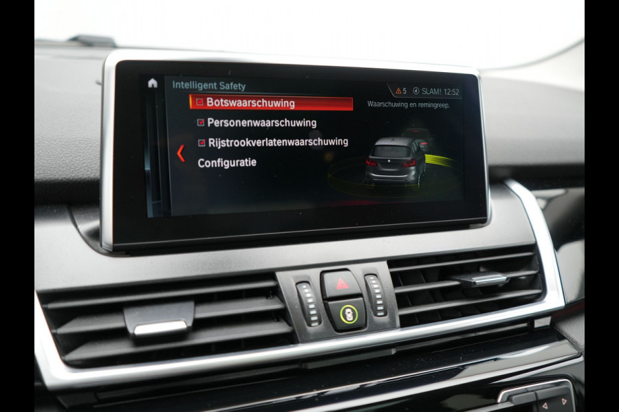 BMW 2 Serie Active Tourer 225xe iPerformance Sportline Plug In Hybrid 225pk Dealer O.H. PHEV | Panodak | Sportstoelen Memory | Adaptive Cruise | Harman Kardon | Sfeerverlichting Head Up | Navigatie | Apple Carplay | Camera | DAB |