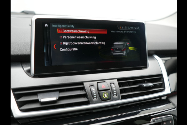 BMW 2 Serie Active Tourer 225xe iPerformance Sportline Plug In Hybrid 225pk Dealer O.H. PHEV | Panodak | Sportstoelen Memory | Adaptive Cruise | Harman Kardon | Sfeerverlichting Head Up | Navigatie | Apple Carplay | Camera | DAB |