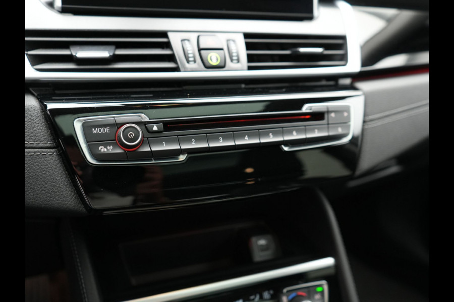 BMW 2 Serie Active Tourer 225xe iPerformance Sportline Plug In Hybrid 225pk Dealer O.H. PHEV | Panodak | Sportstoelen Memory | Adaptive Cruise | Harman Kardon | Sfeerverlichting Head Up | Navigatie | Apple Carplay | Camera | DAB |