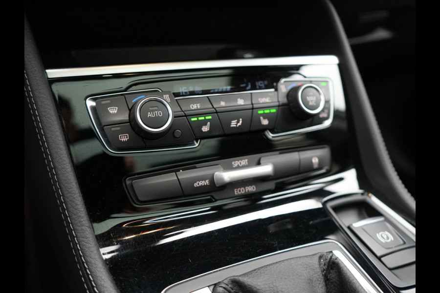 BMW 2 Serie Active Tourer 225xe iPerformance Sportline Plug In Hybrid 225pk Dealer O.H. PHEV | Panodak | Sportstoelen Memory | Adaptive Cruise | Harman Kardon | Sfeerverlichting Head Up | Navigatie | Apple Carplay | Camera | DAB |