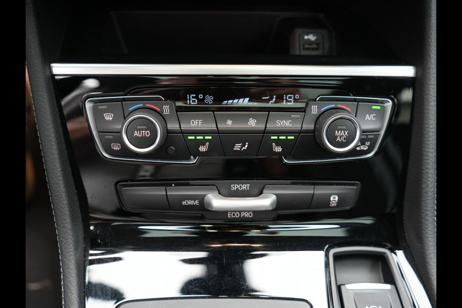 BMW 2 Serie Active Tourer 225xe iPerformance Sportline Plug In Hybrid 225pk Dealer O.H. PHEV | Panodak | Sportstoelen Memory | Adaptive Cruise | Harman Kardon | Sfeerverlichting Head Up | Navigatie | Apple Carplay | Camera | DAB |