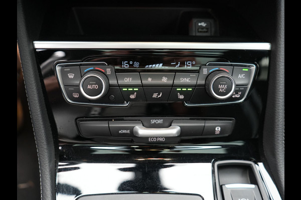BMW 2 Serie Active Tourer 225xe iPerformance Sportline Plug In Hybrid 225pk Dealer O.H. PHEV | Panodak | Sportstoelen Memory | Adaptive Cruise | Harman Kardon | Sfeerverlichting Head Up | Navigatie | Apple Carplay | Camera | DAB |