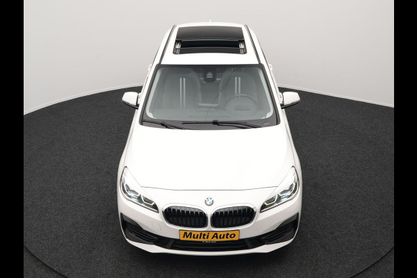 BMW 2 Serie Active Tourer 225xe iPerformance Sportline Plug In Hybrid 225pk Dealer O.H. PHEV | Panodak | Sportstoelen Memory | Adaptive Cruise | Harman Kardon | Sfeerverlichting Head Up | Navigatie | Apple Carplay | Camera | DAB |