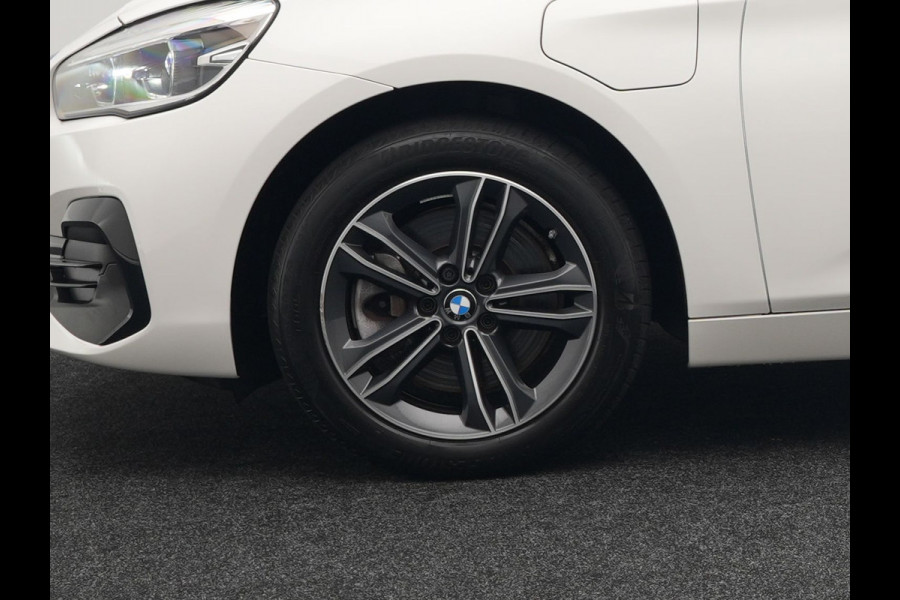 BMW 2 Serie Active Tourer 225xe iPerformance Sportline Plug In Hybrid 225pk Dealer O.H. PHEV | Panodak | Sportstoelen Memory | Adaptive Cruise | Harman Kardon | Sfeerverlichting Head Up | Navigatie | Apple Carplay | Camera | DAB |