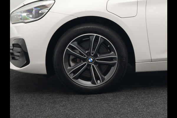 BMW 2 Serie Active Tourer 225xe iPerformance Sportline Plug In Hybrid 225pk Dealer O.H. PHEV | Panodak | Sportstoelen Memory | Adaptive Cruise | Harman Kardon | Sfeerverlichting Head Up | Navigatie | Apple Carplay | Camera | DAB |