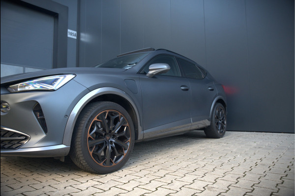 CUPRA Formentor 1.4 e-Hybrid VZ Copper Edition | Mat Grijs | Panoramadak | Memory Seat | Kuipstoelen | 360 Camera | Keyless | Stoelverwarming | Stuurverwarming | Sportstuur | Adaptive Cruise Control | Ambiance Verlichting | Dodehoekdetect