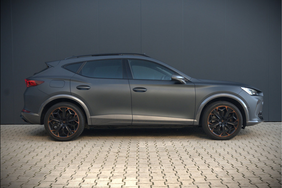 CUPRA Formentor 1.4 e-Hybrid VZ Copper Edition | Mat Grijs | Panoramadak | Memory Seat | Kuipstoelen | 360 Camera | Keyless | Stoelverwarming | Stuurverwarming | Sportstuur | Adaptive Cruise Control | Ambiance Verlichting | Dodehoekdetect