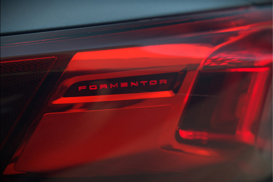 CUPRA Formentor 1.4 e-Hybrid VZ Copper Edition | Mat Grijs | Panoramadak | Memory Seat | Kuipstoelen | 360 Camera | Keyless | Stoelverwarming | Stuurverwarming | Sportstuur | Adaptive Cruise Control | Ambiance Verlichting | Dodehoekdetect