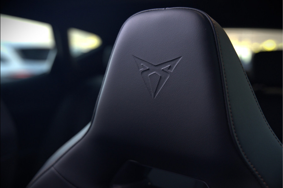 CUPRA Formentor 1.4 e-Hybrid VZ Copper Edition | Mat Grijs | Panoramadak | Memory Seat | Kuipstoelen | 360 Camera | Keyless | Stoelverwarming | Stuurverwarming | Sportstuur | Adaptive Cruise Control | Ambiance Verlichting | Dodehoekdetect