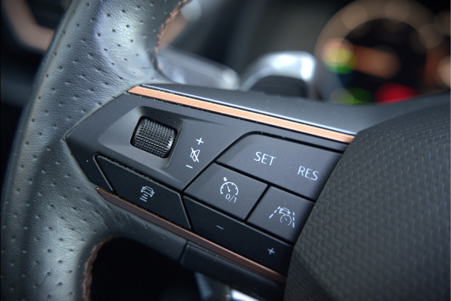 CUPRA Formentor 1.4 e-Hybrid VZ Copper Edition | Mat Grijs | Panoramadak | Memory Seat | Kuipstoelen | 360 Camera | Keyless | Stoelverwarming | Stuurverwarming | Sportstuur | Adaptive Cruise Control | Ambiance Verlichting | Dodehoekdetect