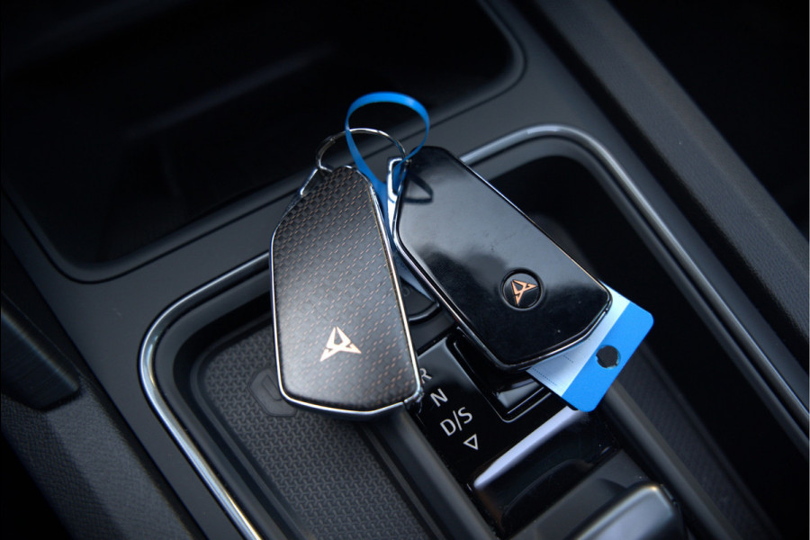 CUPRA Formentor 1.4 e-Hybrid VZ Copper Edition | Mat Grijs | Panoramadak | Memory Seat | Kuipstoelen | 360 Camera | Keyless | Stoelverwarming | Stuurverwarming | Sportstuur | Adaptive Cruise Control | Ambiance Verlichting | Dodehoekdetect