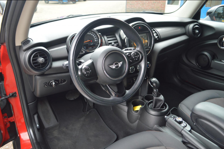 MINI Mini 1.5 Cooper Business Automaat | Navigatie | Parkeersensoren achter | Airco