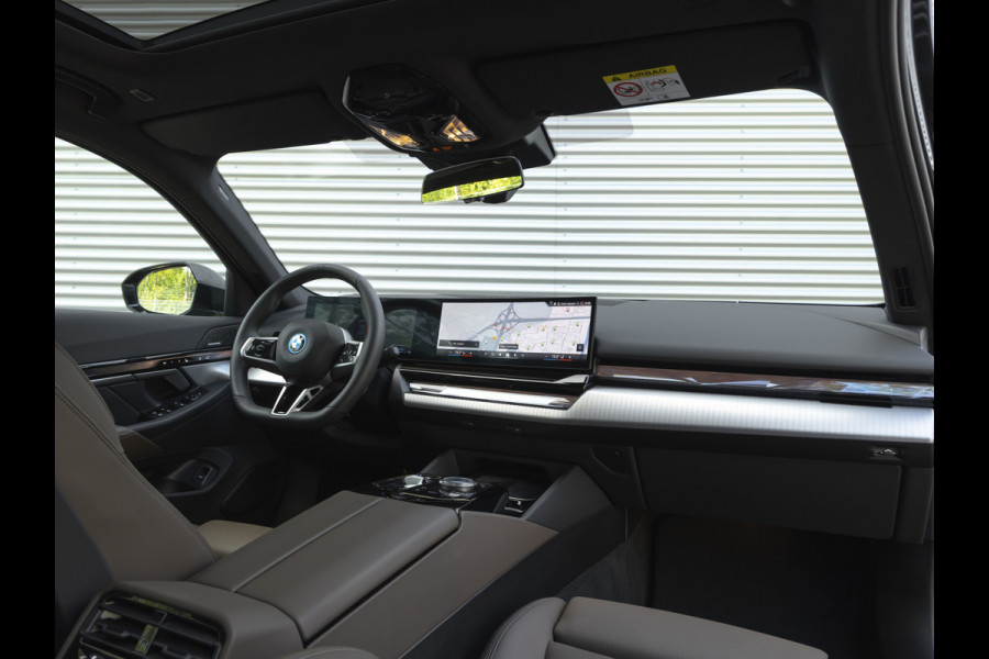 BMW 5 Serie 550e xDrive - M-Sport Pro - Pano - Onderstel Prof - Trekhaak - Stoelventilatie
