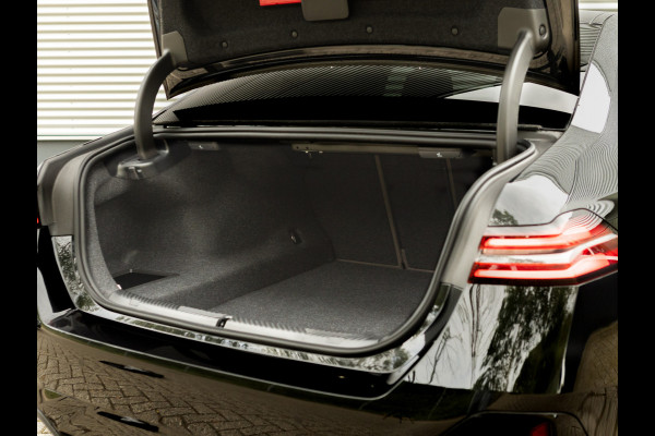 BMW 5 Serie 550e xDrive - M-Sport Pro - Pano - Onderstel Prof - Trekhaak - Stoelventilatie
