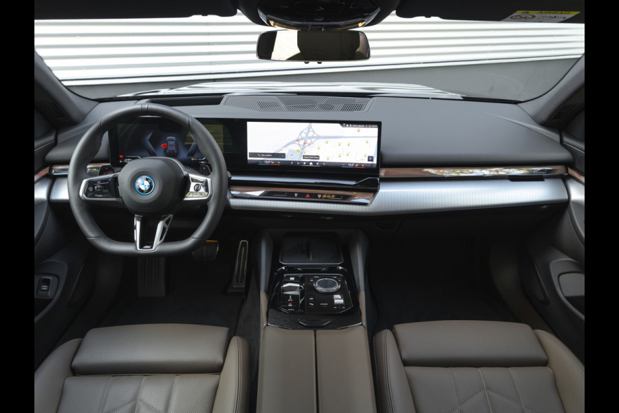 BMW 5 Serie 550e xDrive - M-Sport Pro - Pano - Onderstel Prof - Trekhaak - Stoelventilatie