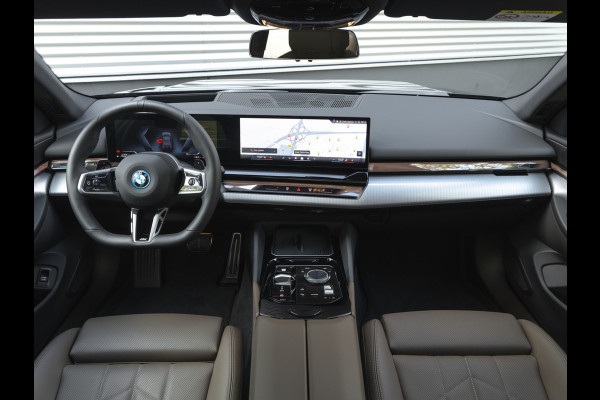 BMW 5 Serie 550e xDrive - M-Sport Pro - Pano - Onderstel Prof - Trekhaak - Stoelventilatie