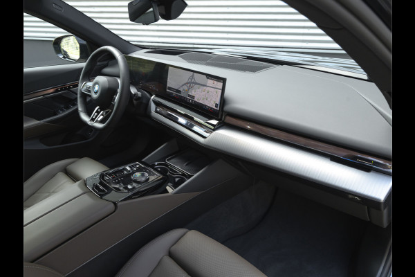 BMW 5 Serie 550e xDrive - M-Sport Pro - Pano - Onderstel Prof - Trekhaak - Stoelventilatie