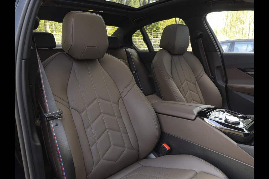 BMW 5 Serie 550e xDrive - M-Sport Pro - Pano - Onderstel Prof - Trekhaak - Stoelventilatie
