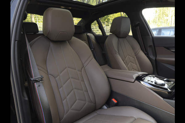 BMW 5 Serie 550e xDrive - M-Sport Pro - Pano - Onderstel Prof - Trekhaak - Stoelventilatie