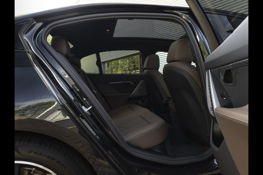 BMW 5 Serie 550e xDrive - M-Sport Pro - Pano - Onderstel Prof - Trekhaak - Stoelventilatie