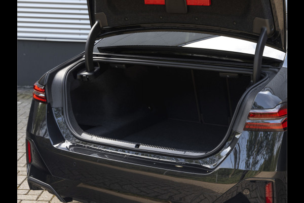 BMW 5 Serie 550e xDrive - M-Sport Pro - Pano - Onderstel Prof - Trekhaak - Stoelventilatie