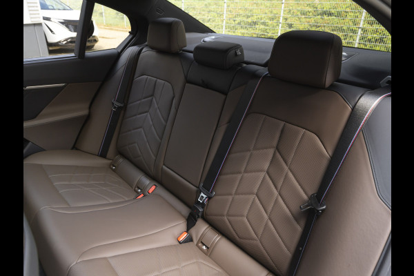 BMW 5 Serie 550e xDrive - M-Sport Pro - Pano - Onderstel Prof - Trekhaak - Stoelventilatie
