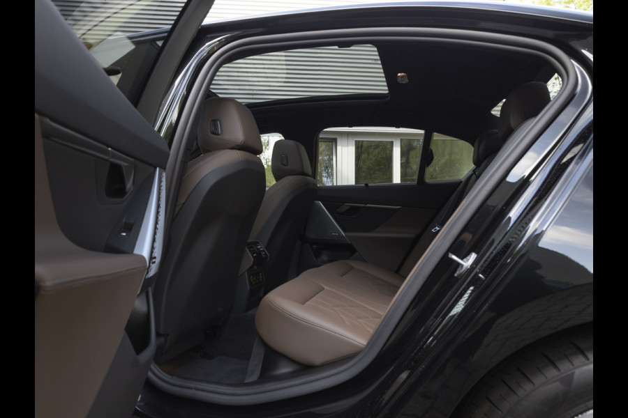 BMW 5 Serie 550e xDrive - M-Sport Pro - Pano - Onderstel Prof - Trekhaak - Stoelventilatie