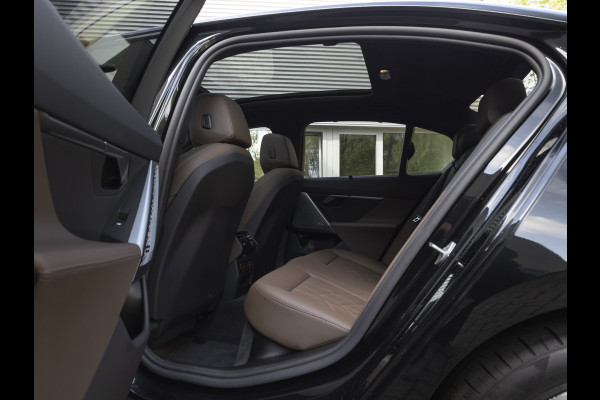 BMW 5 Serie 550e xDrive - M-Sport Pro - Pano - Onderstel Prof - Trekhaak - Stoelventilatie