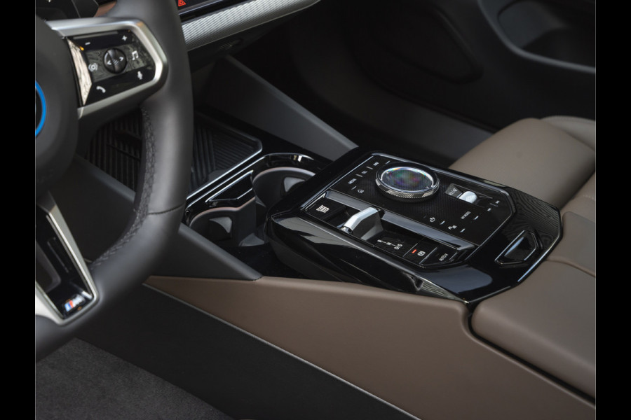 BMW 5 Serie 550e xDrive - M-Sport Pro - Pano - Onderstel Prof - Trekhaak - Stoelventilatie