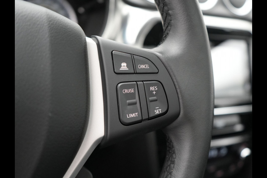 Suzuki Vitara 1.5 Hybrid Style Dealer O.H. | Panodak | Adaptive Cruise | Alcantara Sportstoelen Verwarmd | Navigatie | Camera | Stoelverwarming | Apple Carplay | DAB |