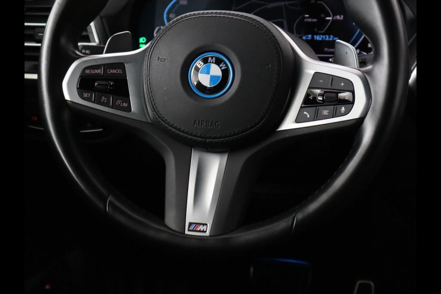 BMW X3 xDrive30e M Sport | Leder | Stoel & stuurverwarming | Camera | Sportstoelen | Carplay | Sfeerverlichting | Navigatie | Adaptief LED | Live Cockpit | 20'' lichtmetalen velgen