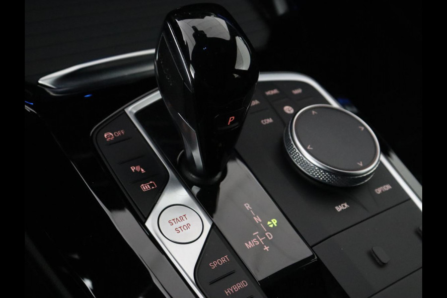 BMW X3 xDrive30e M Sport | Leder | Stoel & stuurverwarming | Camera | Sportstoelen | Carplay | Sfeerverlichting | Navigatie | Adaptief LED | Live Cockpit | 20'' lichtmetalen velgen