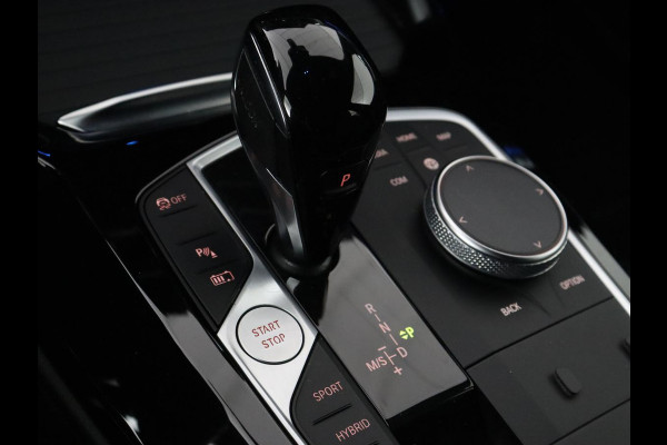 BMW X3 xDrive30e M Sport | Leder | Stoel & stuurverwarming | Camera | Sportstoelen | Carplay | Sfeerverlichting | Navigatie | Adaptief LED | Live Cockpit | 20'' lichtmetalen velgen