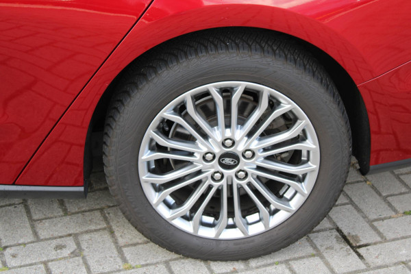 Ford FOCUS Wagon 1.0 EcoBoost 125 PK Titanium Business | Winterpack | 17 Inch Lichtmetalen Velgen | Privacy Glass | Electrische achterklep |Head Up | LED | Adaptieve Cruise Control | Camera | Navi | Climate Control