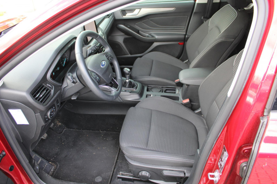 Ford FOCUS Wagon 1.0 EcoBoost 125 PK Titanium Business | Winterpack | 17 Inch Lichtmetalen Velgen | Privacy Glass | Electrische achterklep |Head Up | LED | Adaptieve Cruise Control | Camera | Navi | Climate Control