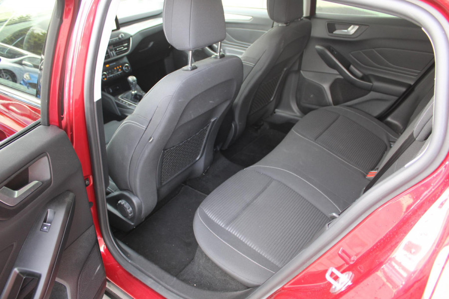Ford FOCUS Wagon 1.0 EcoBoost 125 PK Titanium Business | Winterpack | 17 Inch Lichtmetalen Velgen | Privacy Glass | Electrische achterklep |Head Up | LED | Adaptieve Cruise Control | Camera | Navi | Climate Control
