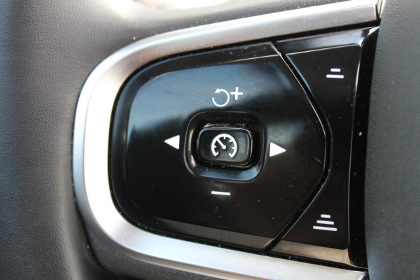 Volvo XC60 T6 350PK Automaat Plug-in hybrid AWD Plus Dark Apple Carplay / Adaptive cruise control / Panorama dak / Elektrisch bedienbare bestuurderstoel met geheugen / Keyless Entry / Elektrische achterklep