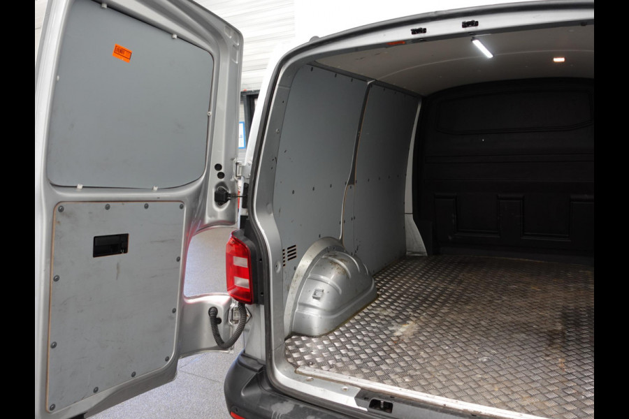 Volkswagen Transporter 102pk L1H1 Highline Navigatie 18" Velgen Airco Cruise control Euro6 Bluetooth
